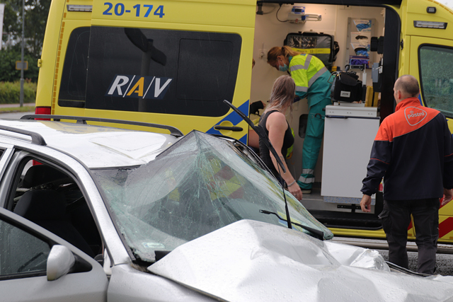 Automobilist botst tegen vrachtwagen aan de Pakketweg Waalwijk