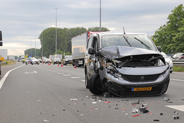 Veel schade na ongeval op de A59 (Maasroute) Waalwijk