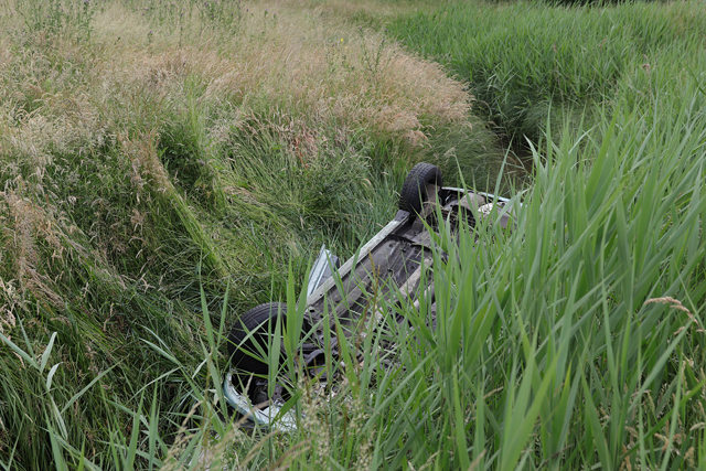 Auto op zijn kop in de sloot langs de A59 (Maasroute) Waalwijk