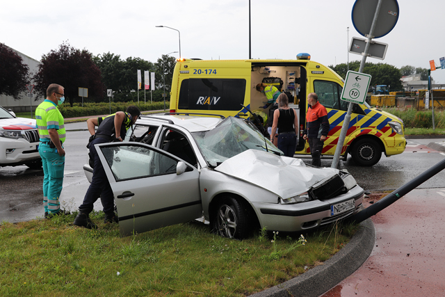 Automobilist botst tegen vrachtwagen aan de Pakketweg Waalwijk