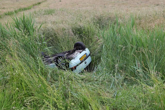 Auto op zijn kop in de sloot langs de A59 (Maasroute) Waalwijk