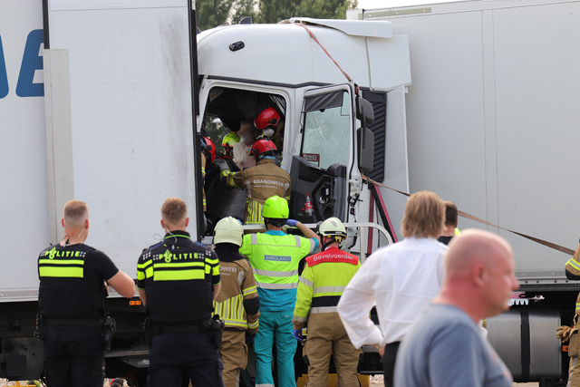 Vrachtwagenchauffeur zit bekneld in vrachtwagen aan de Van Hilststraat Waalwijk