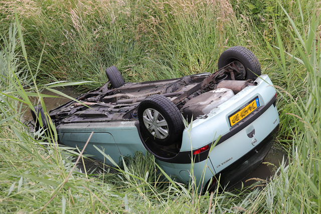 Auto op zijn kop in de sloot langs de A59 (Maasroute) Waalwijk