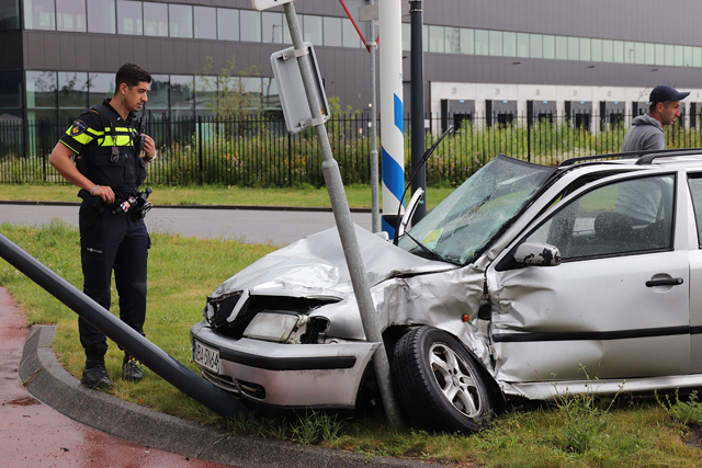 Automobilist botst tegen vrachtwagen aan de Pakketweg Waalwijk