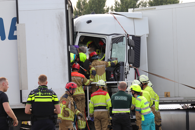 Vrachtwagenchauffeur zit bekneld in vrachtwagen aan de Van Hilststraat Waalwijk