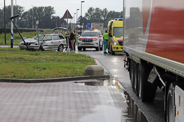 Automobilist botst tegen vrachtwagen aan de Pakketweg Waalwijk
