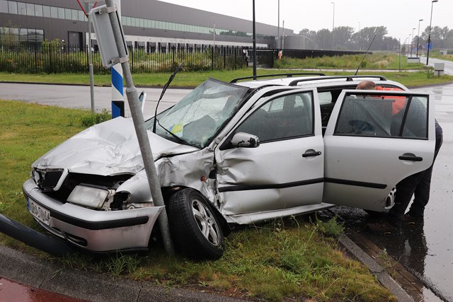 Automobilist botst tegen vrachtwagen aan de Pakketweg Waalwijk
