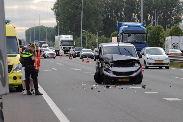 Veel schade na ongeval op de A59 (Maasroute) Waalwijk