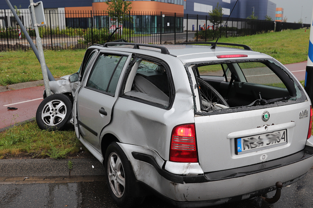 Automobilist botst tegen vrachtwagen aan de Pakketweg Waalwijk