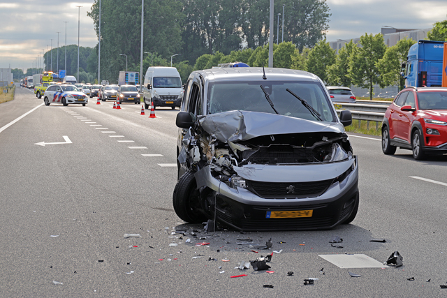 Veel schade na ongeval op de A59 (Maasroute) Waalwijk