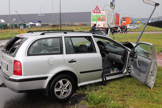 Automobilist botst tegen vrachtwagen aan de Pakketweg Waalwijk
