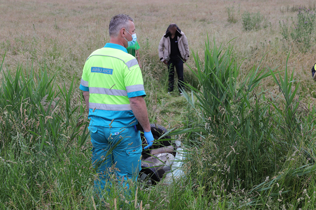 Auto op zijn kop in de sloot langs de A59 (Maasroute) Waalwijk
