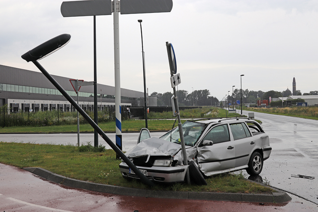 Automobilist botst tegen vrachtwagen aan de Pakketweg Waalwijk