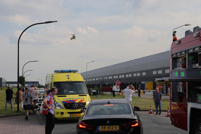 Vrachtwagenchauffeur zit bekneld in vrachtwagen aan de Van Hilststraat Waalwijk