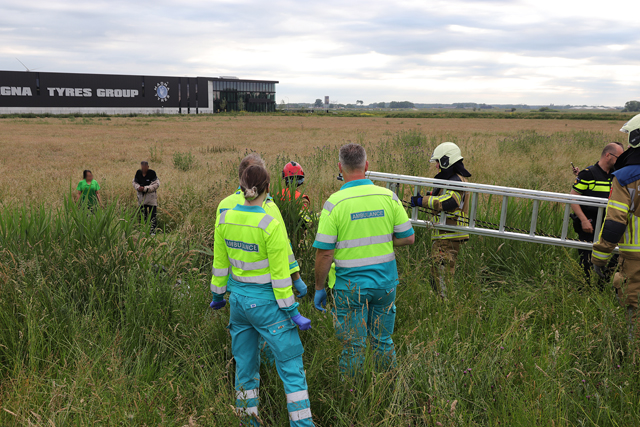 Auto op zijn kop in de sloot langs de A59 (Maasroute) Waalwijk