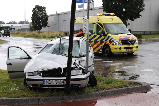 Automobilist botst tegen vrachtwagen aan de Pakketweg Waalwijk