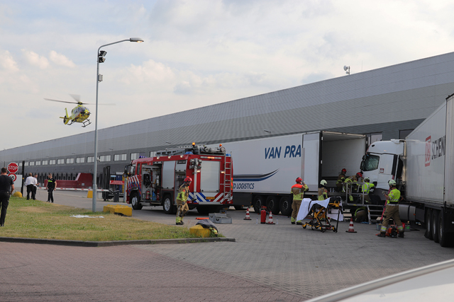 Vrachtwagenchauffeur zit bekneld in vrachtwagen aan de Van Hilststraat Waalwijk