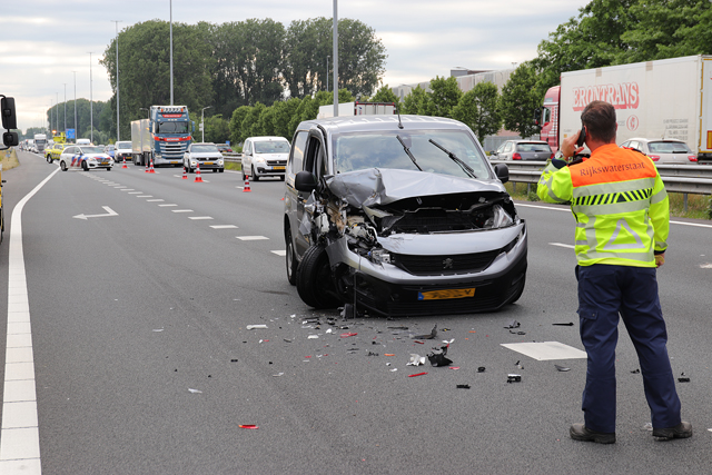 Veel schade na ongeval op de A59 (Maasroute) Waalwijk