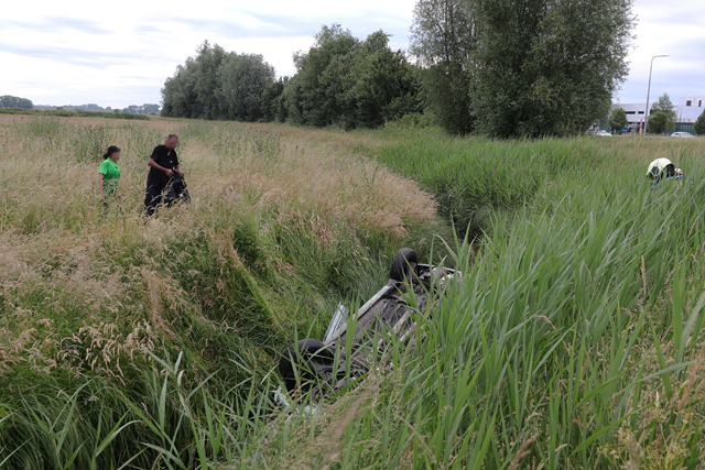 Auto op zijn kop in de sloot langs de A59 (Maasroute) Waalwijk