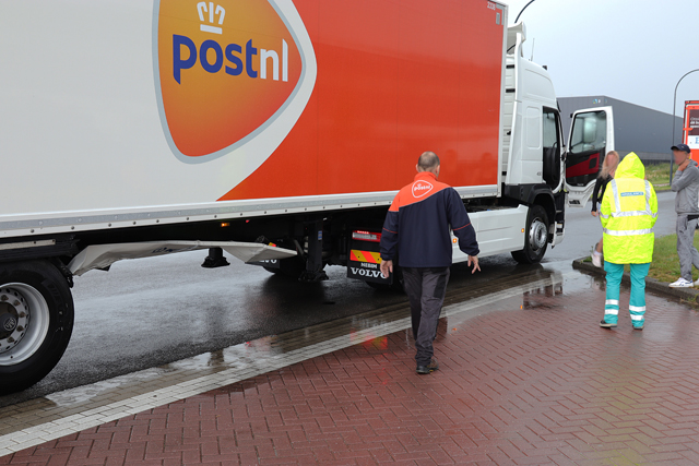 Automobilist botst tegen vrachtwagen aan de Pakketweg Waalwijk