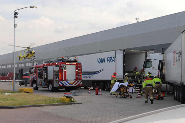 Vrachtwagenchauffeur zit bekneld in vrachtwagen aan de Van Hilststraat Waalwijk