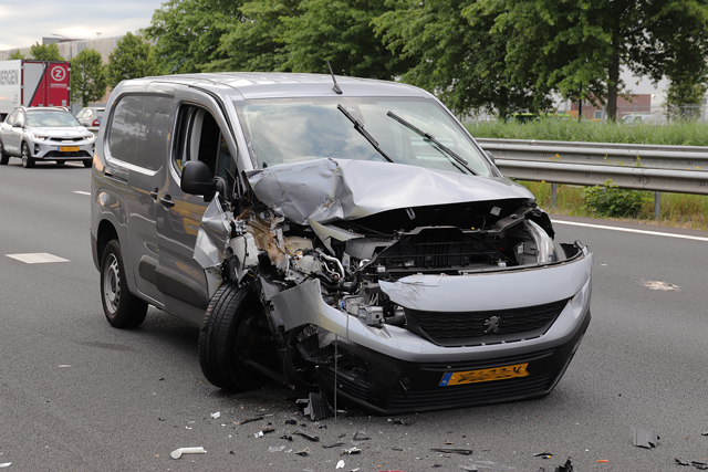 Veel schade na ongeval op de A59 (Maasroute) Waalwijk