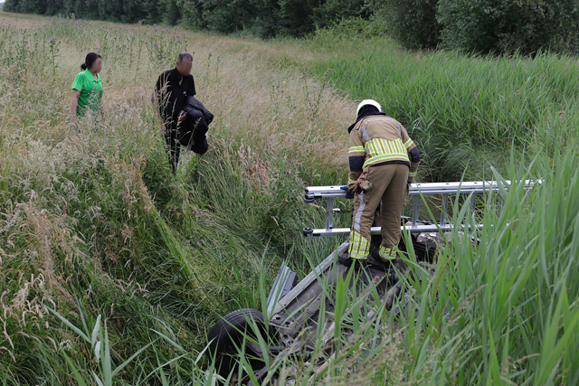 Auto op zijn kop in de sloot langs de A59 (Maasroute) Waalwijk
