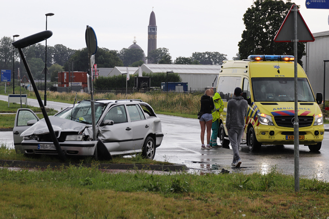Automobilist botst tegen vrachtwagen aan de Pakketweg Waalwijk