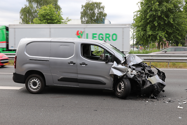 Veel schade na ongeval op de A59 (Maasroute) Waalwijk