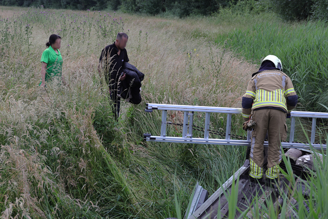 Auto op zijn kop in de sloot langs de A59 (Maasroute) Waalwijk