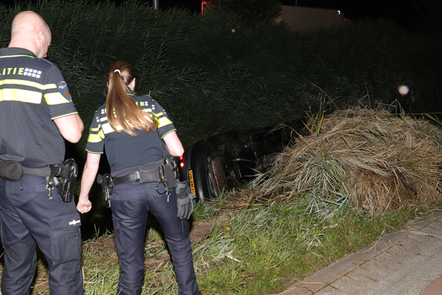 Auto in de sloot aan de Cartografenweg Waalwijk