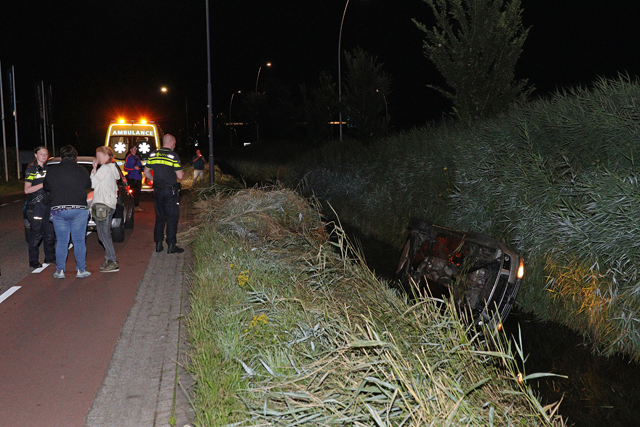 Auto in de sloot aan de Cartografenweg Waalwijk