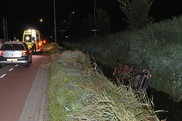 Auto in de sloot aan de Cartografenweg Waalwijk