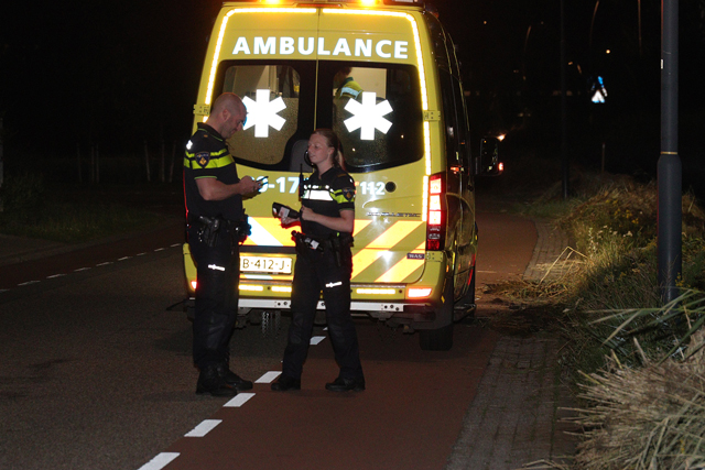 Auto in de sloot aan de Cartografenweg Waalwijk