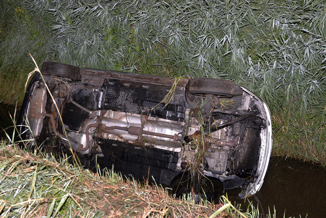 Auto in de sloot aan de Cartografenweg Waalwijk