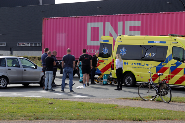 Man op elektrische step botst tegen auto aan de Keurweg Waalwijk
