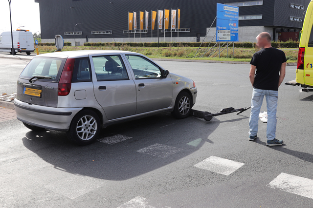 Man op elektrische step botst tegen auto aan de Keurweg Waalwijk