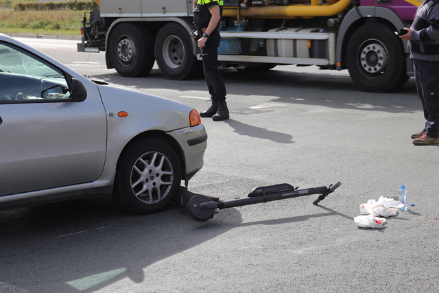 Man op elektrische step botst tegen auto aan de Keurweg Waalwijk