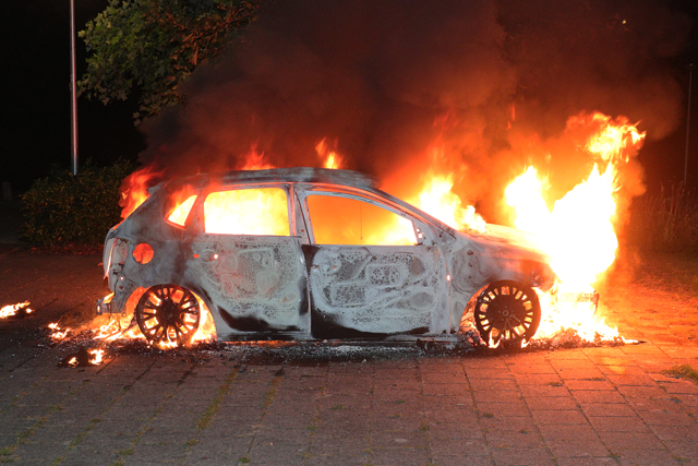 Autobrand aan de Bloemendaalweg Waalwijk
