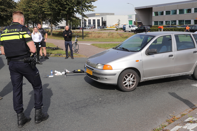 Man op elektrische step botst tegen auto aan de Keurweg Waalwijk
