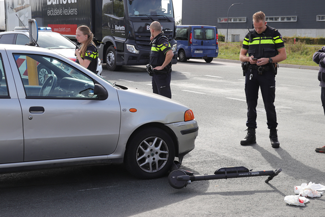 Man op elektrische step botst tegen auto aan de Keurweg Waalwijk
