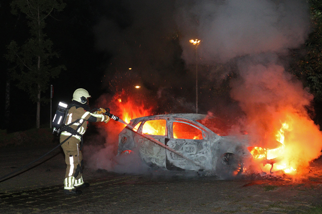 Autobrand aan de Bloemendaalweg Waalwijk