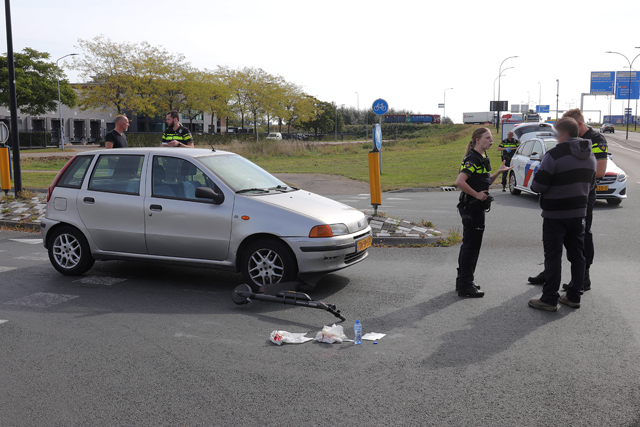 Man op elektrische step botst tegen auto aan de Keurweg Waalwijk