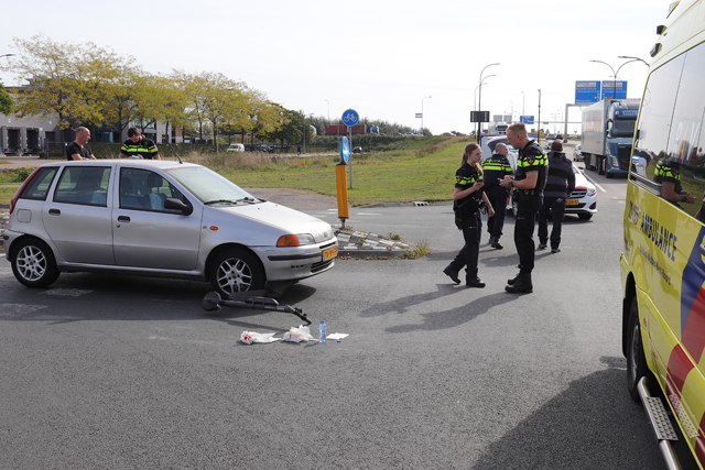 Man op elektrische step botst tegen auto aan de Keurweg Waalwijk