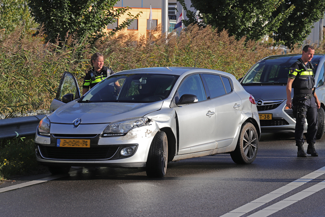 Twee auto’s botsen op de Midden-Brabantweg Waalwijk