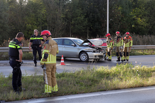 Twee auto’s botsen op de Midden-Brabantweg Waalwijk