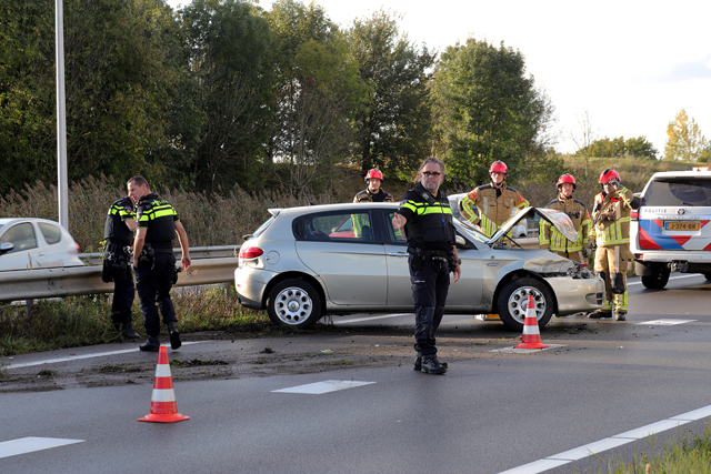 Twee auto’s botsen op de Midden-Brabantweg Waalwijk