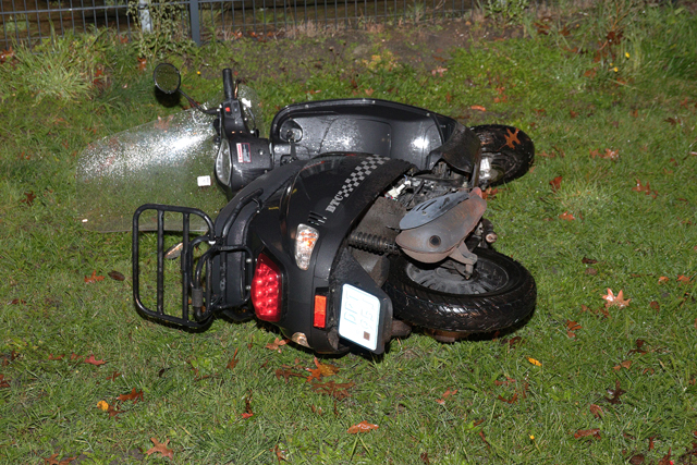 Jongen met snorscooter raakt gewond na botsing met auto aan de Altenaweg Waalwijk