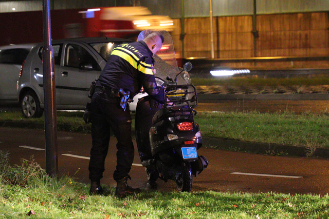 Jongen met snorscooter raakt gewond na botsing met auto aan de Altenaweg Waalwijk