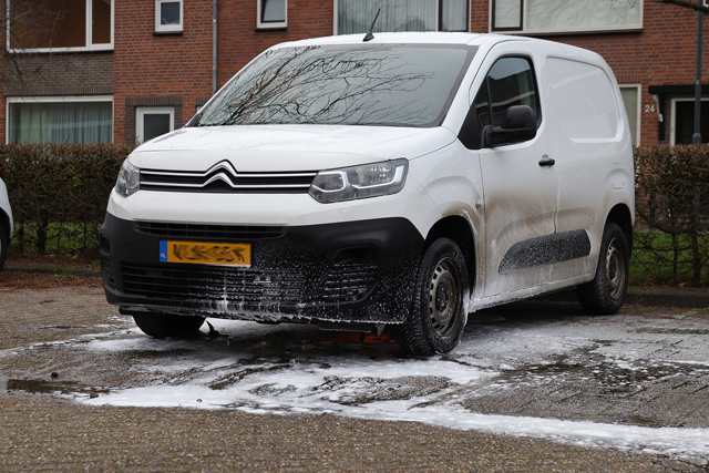 Omstander blust autobrand aan de Averuitstraat Waalwijk